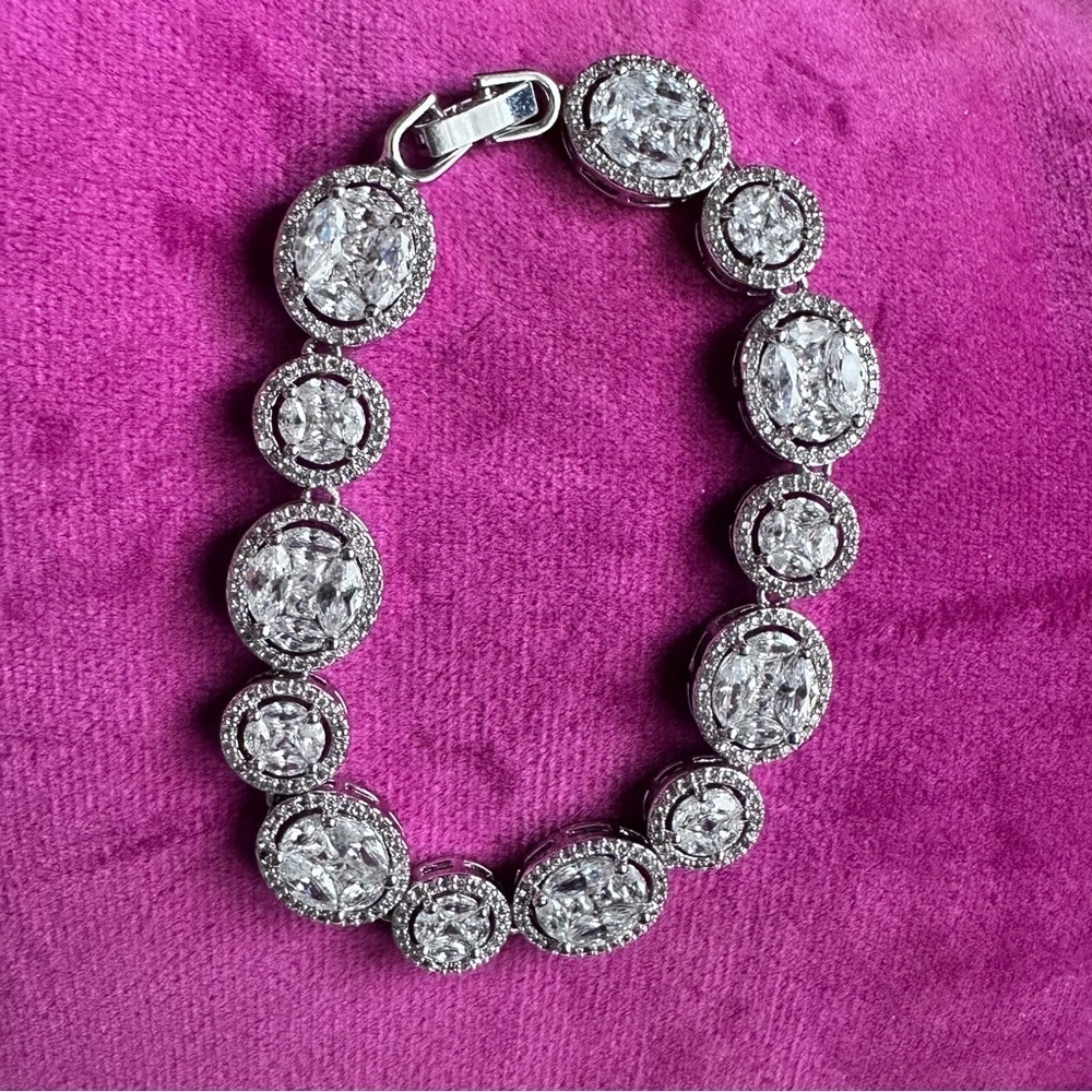 Silver Crystal Bracelet with round and oval cut stones 6-7 4343